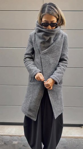 COSA MI METTO??? 👇 COAT BERLINO MAGLIA ROSIE TROUSERS WINSOR TROUSERS GILDA T-SHIRT AMELIA BALACLAVA NEW T-SHIRT BASIC 📸 ©️ 2025 Jiali Srl – Tutti i diritti riservati. Vietata la copia, riproduzione o utilizzo non autorizzato. 🖤🤍🖤 Linkbio : www.jialiofficial.com 🤍🤍🤍 #fashion #stylish #design styles outfit winter avantgarde donna black FW2025 | JiaLi