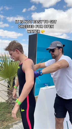 The struggle starts already ahead of the race 😅 #openwater #openwaterswimming #grwm #getdressed