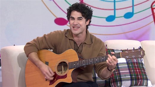 See Darren Criss improvise pop-culture headlines into songs