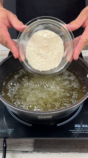 Tout le monde est en train de faire frire de la farine après avoir vu cette idée géniale ! | Prenez Cette Recette