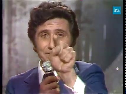 «L’AMOUR C’EST L’AFFAIRE DES GENS.» Issue de l’album du même nom, cette chanson sur le pouvoir de l’amour est interprétée par Gilbert Bécaud en 1976 dans l’émission Numéro un. | INA