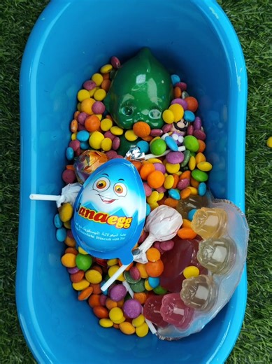 Satisfying Rainbow Bath Tubs with Candy Mixing