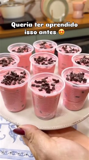 Cátia - Receitas e Dicas on Instagram: "Essa sobremesa é tão fácil que dá vontade de fazer todo dia! 🤭 Só 4 ingredientes, sem fogo e sem leite condensado! 😱 Misturou tudo, gelou e pronto: uma cremosidade absurda 🤤 Ingredientes: 2 caixinhas de creme de leite 1 pacotinho de suco de morango 150g de leite Ninho Granulado a gosto Aquela sobremesa rápida, barata e deliciosa que todo mundo ama! Marca quem vai fazer contigo 👇 Feito por: @eu.rosipacheco #sobremesa #sobremesafacil #semleitecondensado 