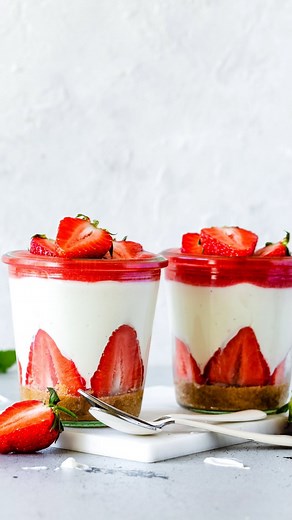 SIMPLY YUMMY on Instagram: "😍 🍓 Dieses Erdbeer-Butterkeks-Dessert schmeckt wie Cheesecake mit Erdbeeren, ist aber viel schneller gemacht. Denn gebacken wird hier nichts! Freu' dich auf leckeren Butterkeks-Crunch, sahnige Quark-Creme und herrlich süße Erdbeeren. 🥰 Das Rezept findest du unter dem Stichwort “Erdbeer-Butterkeks” auf www.simply-yummy.de 💕 #SimplyYummy #Bosch #PerfectCook #BoschHome #TechnikFürsLeben #BaiserTorte #ErdbeerDessert #ErdbeerLiebe #ErdbeerZeit #ButterkeksDessert #Butte