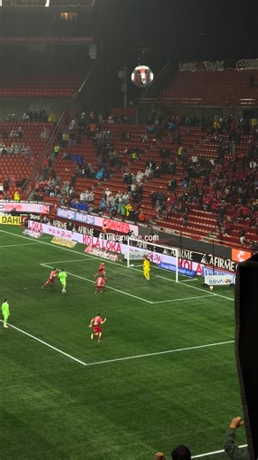 ASÍ FUE EL GOL DE PENAL DE GILBERTO MORA ⚽ #Deportes.- El canterano Gilberto Mora (#19) cobró de manera efectiva desde los once pasos al minuto 59. Con esta anotación, el Club Tijuana remonta el marcador y se pone 2-1 arriba frente a FC Juárez. El joven mediocampista asume la responsabilidad y le da la ventaja momentánea a la jauría en este duelo de Play-In. 📹El Tijuanense | El Tijuanense.com