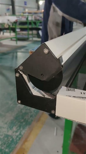 There is no lower track to roll up the invisible screen door, the screen box can be rd!#qiangning