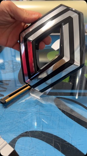 Tips pour la Pose d’un logo Avant de couleur chrome sur une monogramme renault clio 4 rs noir brillant #meganesport #megane4rs #renaultsport #renaultsportf1 #renaultsports #renaultsportclio #clio172 #clio197 #cliors200 #meganesport #mégane #meganetrophy #cliors #cliosport #clio4 #meganers #cliorenaultsport #meganerstrophy | Jester Creation