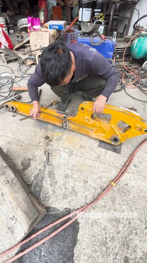 562K views · 2.2K reactions | Excavator mini arm welding repair. #auto #mechanic #automotive #mechanicsteve #excavator #welding | Mechanic Steve | Facebook
