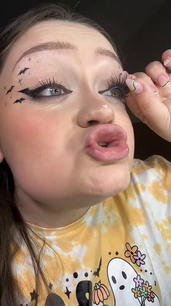 if i give him candy im a bad mom, if i eat his candy im a bad mom 😭 products used: BROWS @patricktabeauty brow gel @winky_lux universal shade brow pencil FACE @milkmakeup hydrogrip primer @blendedcorp custom foundation (code LINSMAKEUPLOOKS for $$ off) @hauslabs concealer @milkmakeup pore eclipse powder @rarebeauty bronzer stick shade