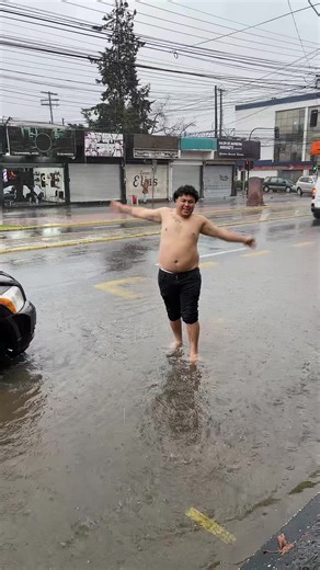 El pequeño delfín que hacía 🐬#elpequeñodelfinquehacia #fyp #bajolalluvia #trending