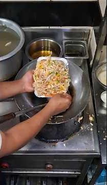Chicken Pad Thai Noodles Restaurant Style 😋 #cooking #hotellife #ChickenpadThaiNoodles #thainoodles