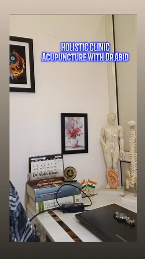 PC-6 (Neiguan) and PC-7 (Daling) are key points on the Pericardium meridian of the hand, both known for their calming and heart-regulating effects.PC-6 – Neiguan (Inner Pass): Located 2 cun above the wrist crease between the two central forearm tendons. It relieves nausea (motion sickness, chemotherapy, postoperative), calms anxiety and insomnia, regulates heart and chest symptoms such as palpitations or tightness, supports digestion, and can help balance blood pressure.PC-7 – Daling (Great Moun