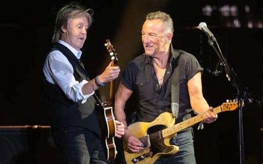 Paul McCartney e Bruce Springsteen, duetto a sorpresa a Liverpool. VIDEO