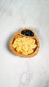 CREAMY SQUASH PASTA!🧡 Ingredients • 1 butternut squash or any squash you like • 1 block of cream cheese or feta cheese • Extra virgin olive oil • Salt & pepper, optional • 150g (1 1/2 cups) uncooked pasta For young babies, you can use mascarpone instead of cream cheese as it’s naturally lower in sodium. Method 1. Preheat the oven to 200°C (400°F). Cut the butternut squash into cubes and spread them on a baking sheet. 2. Place the cream cheese/feta in the middle of the pan and drizzle with olive