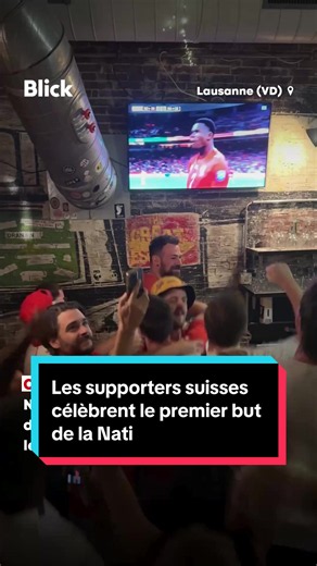 La Suisse a très rapidement ouvert le score contre l’Algérie grâce à un but d’Embolo. Au Great Escape de Lausanne, les supporters présents dès l’aube ont célébré cette ouverture du score avec passion. #FIFAWorldCup #lausanne #suisse #fête #blick