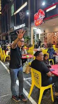 Boss turun padang nak memastikan servis dan makanan.. agar pelanggan berpuas hati