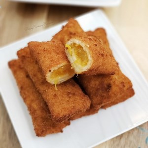 Crispy Peach Mango Pie. Another delicious treat everyone will enjoy. Full Recipe details at https://www.pinoycookingrecipes.com/recipe/crispy-peach-mango-pie #peachmangopie #dessert | Miss J