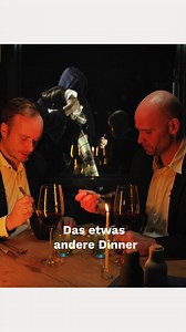 Sucht ihr noch ein besonderes Weihnachtsgeschenk?🎁 Bei dem True-Crime-Dinner von Tatort Nordwesten gibt es neben gutem Essen auch noch einen Einblick in ein wahres Verbrechen aus der Region. Tief recherchiert und packend erzählt. Tickets und alle Infos unter www.ol.de/tatort-live | NWZonline