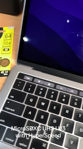 Memahami Kecepatan dan Kinerja MicroSD UHS-I U3 V30 MicroSD UHS-I U3 V30 adalah kartu memori yang dirancang untuk memberikan kinerja tinggi dalam menyimpan dan mentransfer data pada perangkat elektronik, terutama kamera digital dan ponsel pintar. Artikel ini akan membahas secara mendalam tentang kecepatan dan kinerja dari standar MicroSD UHS-I U3 V30. 1. **Definisi dan Standar Kecepatan:** MicroSD UHS-I U3 V30 merujuk pada standar kecepatan tertentu yang diperkenalkan oleh SD Association. UHS-I