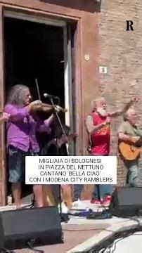 In migliaia a Bologna per cantare Bella ciao con i Modena City Ramblers