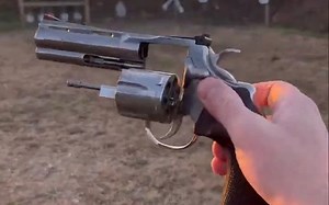 Colt Python 左轮手枪