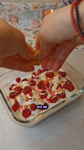 Marijana Milosevic | Kolač sa malinama i pavlakom🍰 E pa stvarno podseća na detinjstvo. Ta kiselina i slatkoća dolaze samo iz ove torte, ja sam malo... | Instagram