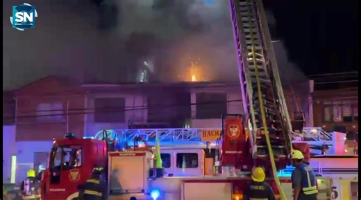 🔴 #Valdivia | A esta hora, bomberos trabaja en un incendio que afecta las dependencias de la Seremi de la Mujer y de la Seremi de Energía de Los Ríos. Las autoridades de cada institución, lideradas por el Delegado Presidencial Jorge Alvial, se encuentran en el lugar; sin embargo, bomberos continúa trabajando en el control de esta emergencia. Cabe consignar que las dependencias colindan con Prodemu, cabañas y otros servicios públicos; sin embargo, al momento, solo las dos mencionadas habrían sid