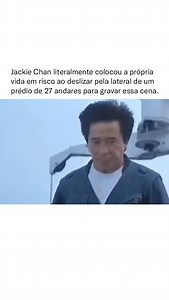 No filme "Quem Sou Eu?" (1998), Jackie Chan protagonizou uma das acrobacias mais ousadas de sua carreira: deslizar pela fachada de vidro do edifício Willemswerf, em Roterdã, Holanda. A cena, que se tornou icônica, foi realizada sem o uso de dublês, evidenciando o compromisso de Chan com a autenticidade e o realismo em suas produções. A complexidade da acrobacia exigiu que as filmagens fossem adiadas por vários dias devido às condições climáticas adversas, como chuva e ventos fortes. Quando o tem
