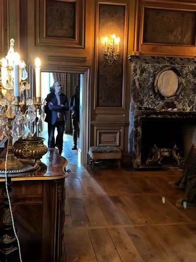 M. Pierre Mordacq, Président de la Fondation du Château de Hautefort, venu préparer avec les équipes tous les derniers ajustements avant la grande présentation des nouveautés réalisées le 1er Mai 2025. Nous vous livrons ses impressions à chaud lorsqu’il a découvert les pièces aménagées. Après 6 mois de travaux, plusieurs années de réflexion pour revoir le parcours et vous proposer des nouveautés, c’était un moment chargé en émotion. Choix des lumières, hauteur des cadres, circulation des visiteu
