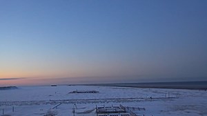 Moin aus St. Peter-Ording! Was für ein zauberhafter Sonnenaufgang ⛅️ heute früh (30.01.2021) & der Strand ist so schön mit Schnee bedeckt! 🤩🌨 Habt einen tollen Start ins Wochenende! ☕️🧤 | St. Peter-Ording