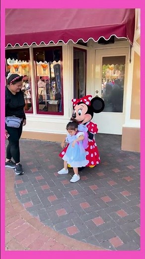 1st time Meeting Minnie at Disneyland