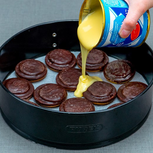 55K views · 225 reactions | Ce-am facut din lapte condensat si biscuiti Jaffa a uimit pe toti! Ingrediente: biscuiți Jaffa: 300 g cremă de brânză: 300 g zahăr pudră: 150 g lapte condensat: 40 g frișcă: 400 ml Fanta: 500 ml amidon: 50 g ciocolată cu lapte: 150 g ulei: 30 ml biscuiți Jaffa: 50 g | Cookrate - Romania | Facebook