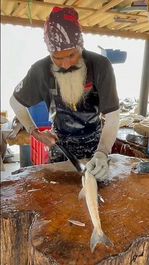 Gar Fish Cutting Like a Pro! 🔪 Expert Seafood Prep at Beach Fish Market 🌍 #fishcutting #shorts