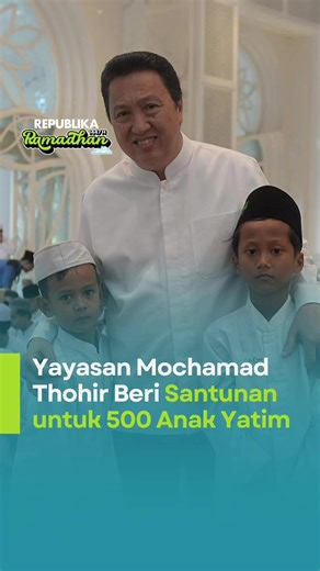 ​Berbagi Kebahagiaan di Bulan Suci ​Di hari yang penuh berkah ini, Dewan Pembina Yayasan Mochamad Thohir Garibaldi “Boy” Thohir, hadir langsung di Masjid At-Thohir, Depok, Senin 16 Maret 2026, untuk menyapa dan berbincang hangat dengan adik-adik yatim. ​Melalui momen Ramadan ini, Yayasan Mochamad Thohir menyalurkan santunan, paket sembako, dan makanan kepada 500 anak yatim sebagai wujud nyata kepedulian sosial. Produser: Eko Supriyadi Kreator: Hirzi #Republika #CekRepublikaAja