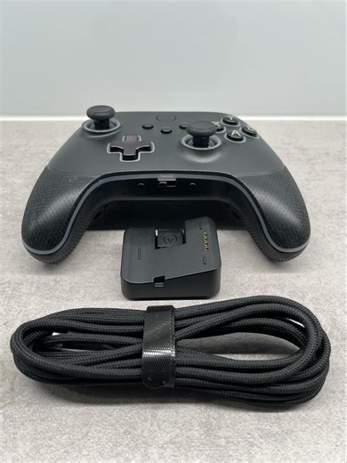 OPS v3 Pro Wireless Controller for PC and Cloud Gaming with Lumectra on langaton keskiluokan ohjain moneen tarpeeseen