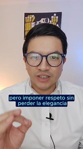 Insultos con autoridad: 3 frases para jefes que no gritan pero imponen respeto Insultar con groserías es fácil… pero imponer respeto sin perder la elegancia… eso es liderazgo verbal. Hoy te enseño tres frases para jefes y líderes que no necesitan levantar la voz… para dejar claro quién manda. | Carlos Obando C