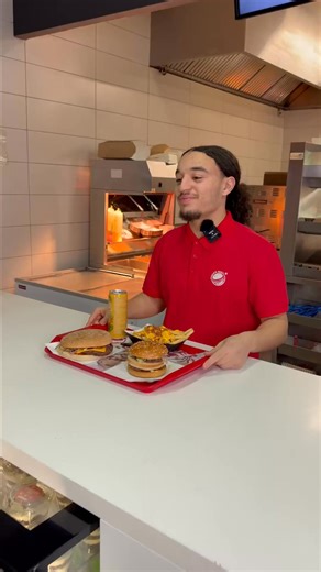 Quand tu viens commander comme un roi… Puis tu réalises que ton budget est en “mode léger”. Ici, on ne juge pas. On trouve des solutions. Tag l’ami qui vit toujours avec “presque assez”. | Chick'n Beef Douai