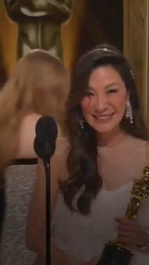 EVERYTHING EVERYWHERE ALL AT ONCE’s Michelle Yeoh wins Best Actress in a Leading Role 🏆 #MichelleYeoh #everythingeverywhereallatonce #Oscars