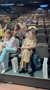 În cadrul Modulului 6 cursanții au prezentat planuri complexe de mobilare pentru întregul apartament, completând astfel tema anterioară cu soluții inovatoare pentru zona de zi și bucătărie. Am avut ocazia să analizăm împreună diverse variante de mobilare, discutând și îmbunătățind fiecare propunere. De asemenea, am explorat materialele pentru pardoseală, de la opțiuni clasice precum mochetă sau parchet, până la alternative moderne precum SPC, LVT și microciment, învățând despre avantajele și mod