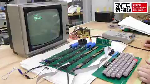 Apple1の発売日は、1976年4月11日なのか？ネット上で「Apple1は、50年前の今日、1976年4月11日に発売されました。」と言う情報が流れています。同じ時代にマイコンに取り組んでいた館長が、この情報について考察してみます。1971年の夏、16歳のジョブス氏は、電子工作趣味の先輩、当時21歳のウォズニアク氏と知り合い、意気投合します。ジョブズ氏はリード大学に入学しましたが中退してヒッピー生活をしていました。憧れのアタリ社 ノーラン・ブッシュネル社長に直接交渉して、アタリ社に潜り込む事に成功します。ウォズニアク氏は、カリフォルニア大学バークレー校を中退してヒューレット・パッカード(HP社)に入社、HP社の電卓設計の職に就きます。1975年から、マイコン黎明期がスタートして、シリコンバレー付近のマイコンマニアが技術交流を行う「ホームブリュー・コンピュータ・クラブ」が活動を開始します。ジョブズ氏とウォズニアク氏は「ホームブリュー・コンピュータ・クラブ」に参加して、Altair8800の実物を見たり、MOS6502を搭載したJOLTと言うマイコン基板を見ています。(館長の推測では、