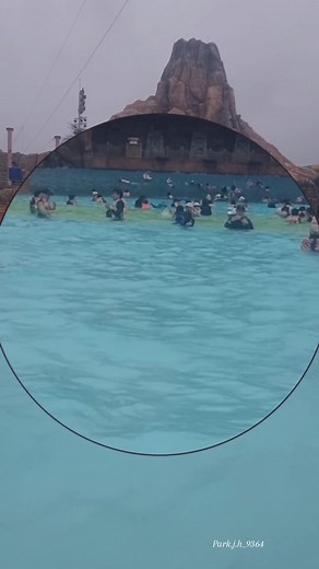 김해 장유 롯데워터파크 💦 📍경남 김해시 장유로 555 24년 6월 1일~7월 12일까지 네이버 예약시 종일권 대인 32,500원 종일권 소인 27,000원 쿠팡, 네이버 등 판매하고 있습니다. 토ㆍ일 오전 10시~ 오후6시까지 월ㆍ금 오전 10시~ 오후5시까지 ㆍ 👉 인터넷 예매 하신 분은 바로 입구에서 입장게이트에서 QR코드 보여주신 후 해당 성별 락카키를 받으세요. 👉오른쪽에 신발 칵카를 넣고 👉신발락카 바로 앞에는 락카키 코인충전소에서 카드나 현금을 손목 락카키에 충전 가능합니다. (전 125,000원 충전) 썬베드, 구명조끼 등 락카키로 계산 가능 👉음식과 커피 등은 ❤️삼성페이❤️로 계산 가능합니다. 👉여자분 탈의실, 남자분 탈의실 해당 락카에 옷을 넣고 안쪽으로 쭉 들어가면 수영장 안으로 입장 가능합니다. ㆍ 👉실내 1층 썬베드가 먼제 매진 됩니다. 썬베드 필요하시는 분은 ❤️구명조끼 구입할때 같이 계산 하시면 됩니다. 썬베드는 25,000원 입니다. 📱