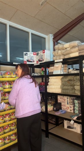 📌 Regler for live-gruppen For at sikre en tryg og overskuelig handel for både kunder og os, gælder følgende regler: 💳 Betaling • Betaling skal ske senest 48 timer efter købet • Der tilbydes ingen kredit i opstartsperioden • Manglende betaling medfører annullering af ordren 📦 Afsendelse • Dine varer kan afsendes hver dag, dog har vi lukket mandag og i weekenden. Fragt betales først når du beder om afsendelse • Du må gerne gemme dine varer så du sparer fragt 🚚 Fragtpriser • Pakkeshop: 49 kr • 