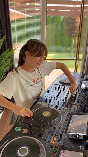 79K views · 2.9K reactions | Are you ready for this 4-Deck storm? ️ Drop  if you’re vibing with the weekend energy! #DJVibes #WeekendMix #TechnoGroove #EDMAddict #DJGabi #dj #djmix #trendingreelsvideo | DJ Gabi | Facebook