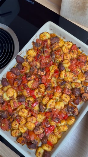 Schüttelblech – mit viel Gemüse & Parmesan! 🧡🥔🍅 So easy, so lecker – und perfekt zur Resteverwertung! Alles auf ein Blech, ab in den Ofen und nach 25 Minuten steht das Essen auf dem Tisch. Mit Gnocchi, buntem Gemüse und geschmolzenem Parmesan – das liebt wirklich jeder! ✨ REZEPT für 4 Portionen: 600 g Gnocchi (aus dem Kühlregal) 250 g Champignons, geviertelt 1 Paprika, gewürfelt 3 Tomaten, gewürfelt 2 Frühlingszwiebeln, in Ringe geschnitten 3 EL Tomatenmark 4 EL Öl 1 TL italienische Kräuter S