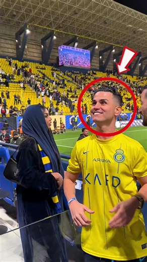 شبيه كريستيانو رونالدو يدهش الجميع في السعودية 🤯