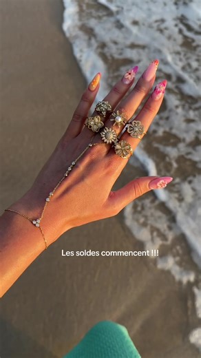 J-1 SOLDES !!! 💖 -15 % sans minimum d’achat avec le code SOLDE15 💌-20 % dès 60 € d’achat avec le code SOLDE20 💌 -25 % dès 150 € d’achat 1 bijou offert avec le code SOLDE25 Lancement mercredi 7 janvier à minuit !