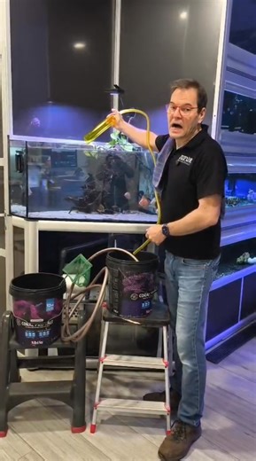 El fondo del acuario se ensucia… aunque no toque cambio de agua. Y seamos sinceros: entre semana no apetece sacar cubos, mangueras ni montar el circo. Por eso muchos usamos el Eheim Quick Vac Pro: limpias el fondo en minutos, sin mangueras, sin líos y sin tocar el equilibrio del acuario. Suciedad fuera, acuario limpio y tú a disfrutarlo. Así de simple. | Jufor Mundo Animal
