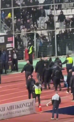 Τα φιλάκια του Αχιλλέα Μπέου στον κόσμο της ΑΕΚ