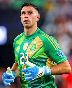 258K views · 7.6K reactions | El otro día en Despejados, debatimos sobre el Dibu Martínez, para vosotros: ¿Merecido o Humo?  Y recuerda, todos los lunes, a las 20:00h, Despeados en directo ️ #misterchip #dibumartinez #argentin #astonvilla | 2010MisterChip | Facebook