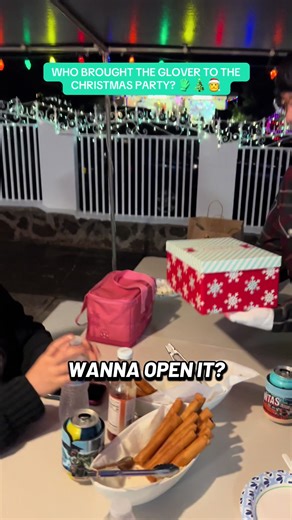 It’s the gift of lightshows 😁✨ #gloving #lightshow #christmas #flowarts #deglove